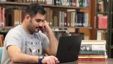 在图书馆学习的沙特学生
